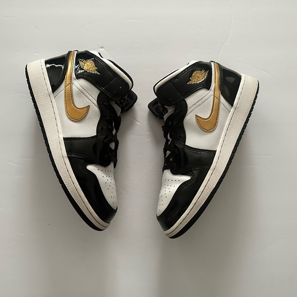 Air Jordan 1 Mid Patent SE GS 'Black Gold' size 6y
